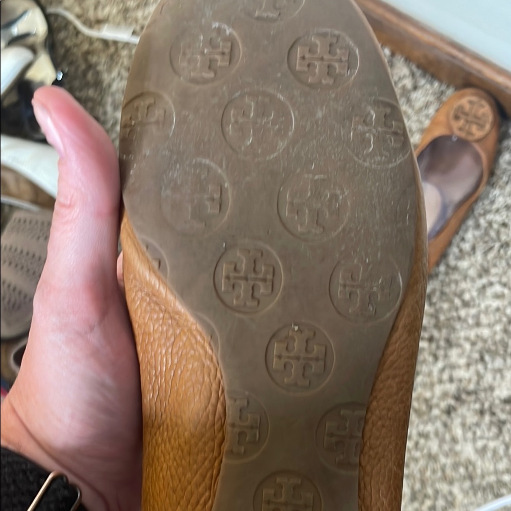 Tory Burch Tan Flats with Iconic Logo - Picture 6 of 7